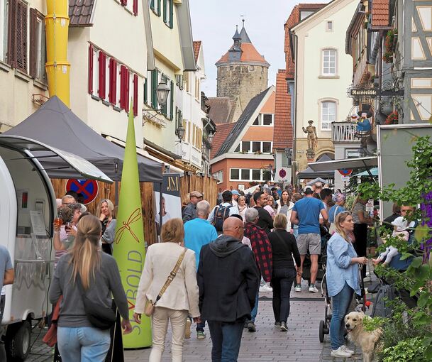 Die Besucher können bei den Feierabend-Märkten in gemütlicher Atmosphäre Getränke und Essen genießen sowie einkaufen gehen.