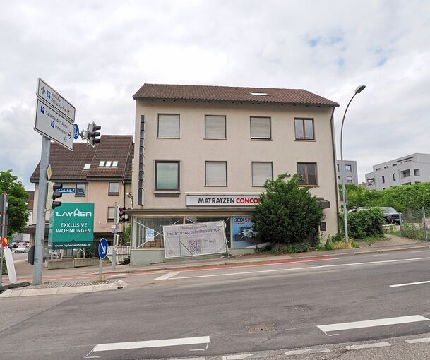 Dieses Gebäude und das dahinter liegende warten seit Jahren auf den Abriss. Hier will Layher Wohnungen und Praxiseinheiten schaffen.