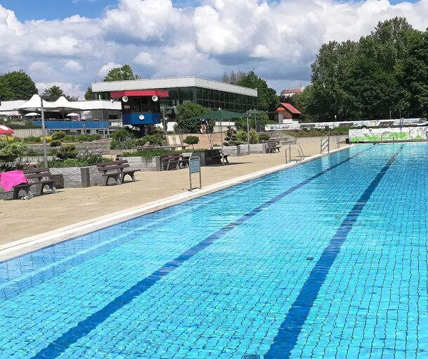 Die Vaihinger Enztalbad-Landschaft. Im Hintergrund das Hallenbad, das 1973 in Betrieb ging. Seine Sanierung wird als unwirtschaftlich angesehen. Das Freibad wurde 1983 eröffnet.