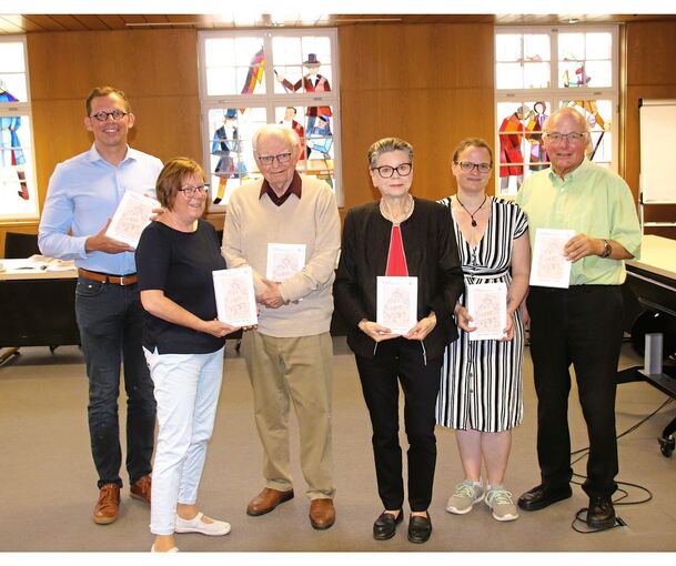 Vorstellung Band 16 der Vaihinger Schriftenreihe (von links): Oberbürgermeister Uwe Skrzypek mit den Autorinnen und Autoren Andrea Majer, Manfred Scheck, Gudrun Aker, Michaela Merten und Hartmut Leins.