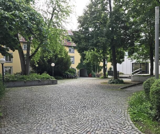 In diesem Innenhof bei der Stadtbibliothek könnte das Mahnmal aufgestellt werden.