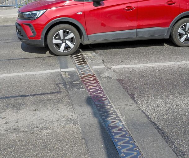 Sieben Jahre nach ihrer Erneuerung sind unter anderem die Fahrbahnübergänge der Neckarbrücke völlig kaputt.