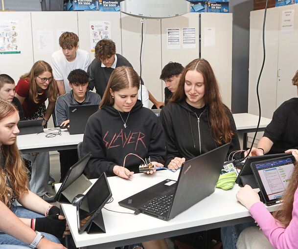 Schüler arbeiten daran, einen Sensor zu programmieren.