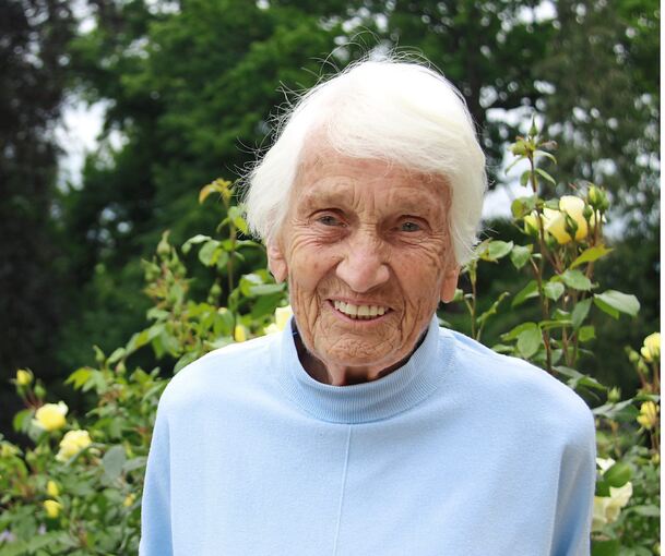 Wendelgard von Staden in ihrem Garten auf dem Leinfelder Hof.