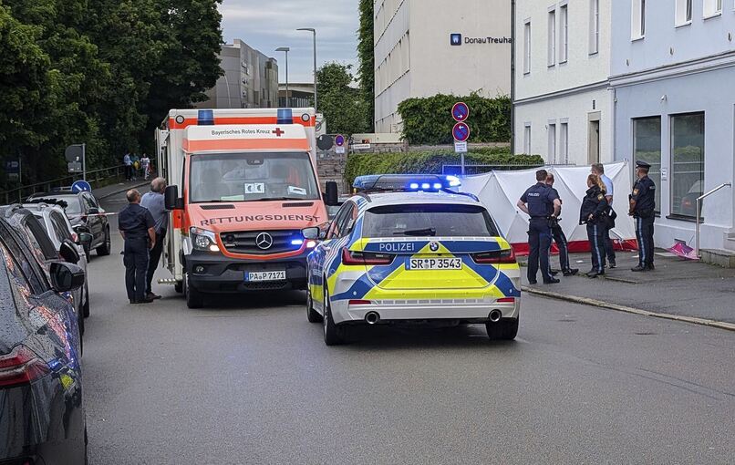 Mann fährt in Passau mit Auto in Menschengruppe