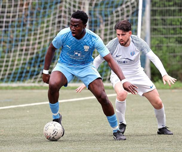 Hier einen Schritt hinterher, am Ende aber durch den Sieg auf dem zweiten Rang: Marko Makovic mit dem TV Aldingen (rechts) gegen Besigheims Gafarou Lakaza.
