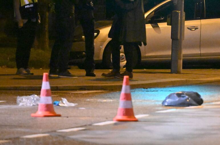 Frau sticht auf Menschen ein - Polizei erschießt sie