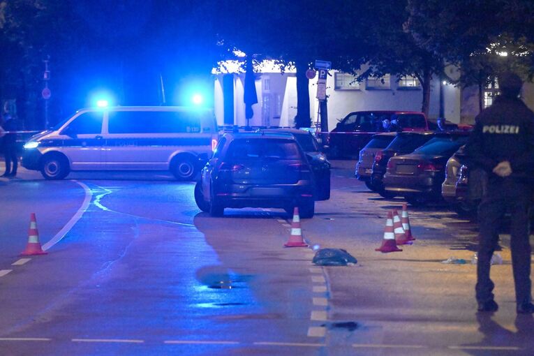 Frau sticht auf Menschen ein - Polizei erschießt sie