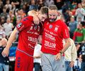Trost spenden: Trainer Iker Romero (rechts) nimmt sich Nikola Vlahovic zur Brust.