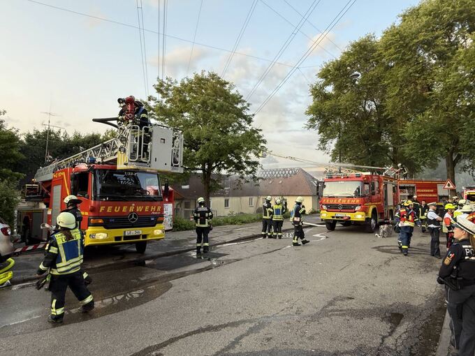 Mit rund 100 Einsatzkräften ist die Feuerwehr im Einsatz.