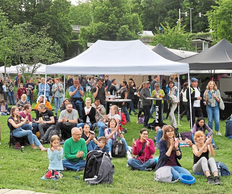 Applaus und Hutgeld gab es für die Musiker und Bands.