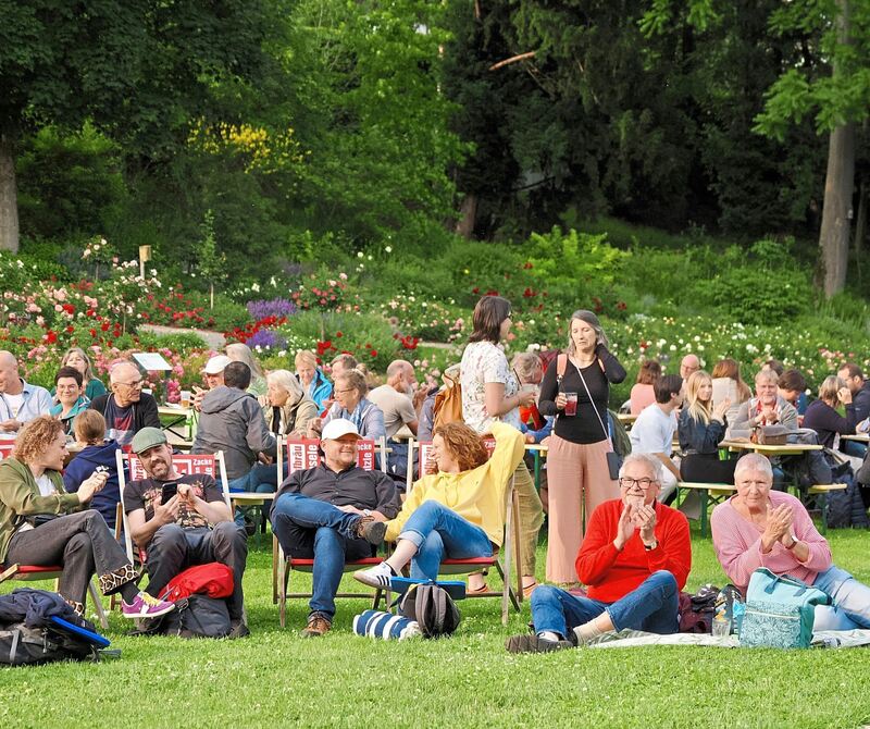 Auf Liegestühlen machten es sich die Besucher bequem.