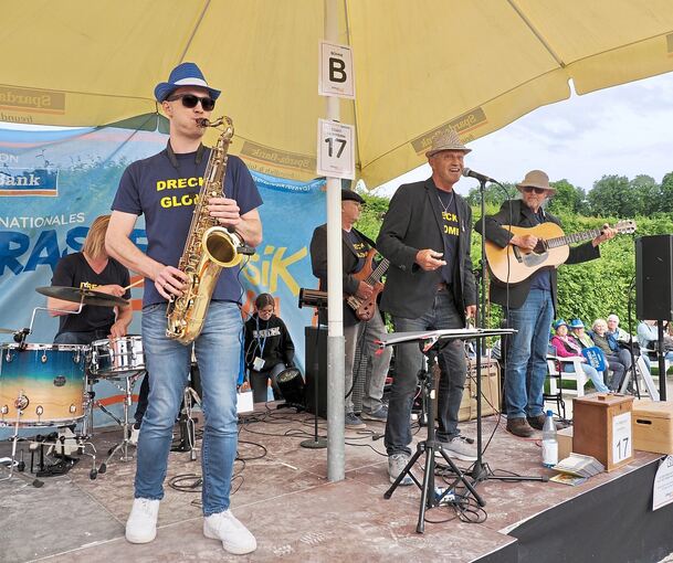 Rund 40 Straßenmusiker und -bands sind beim Straßenmusikfestival im Blühenden Brock dabei. Rund 40 Straßenmusiker und -bands sind beim Straßenmusikfestival im Blühenden Brock dabei.