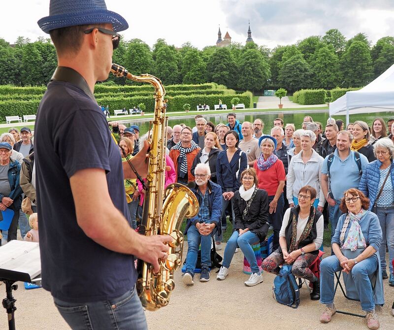 Musiker und Publikum trotzen dem Regen beim 21. Internationalen Straßenmusikfestival.