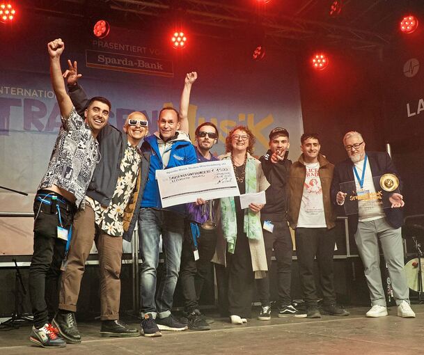 Sieger des Internationalen Straßenmusikfestivals 2025 im Blühenden Barock: Kemadito Sound.