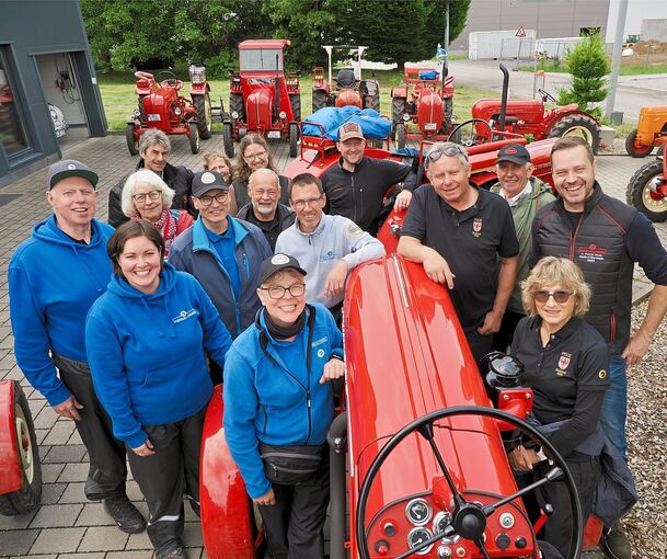 Tollkühne Fahrerinnen und Fahrer mit ihren knatternden Kisten,