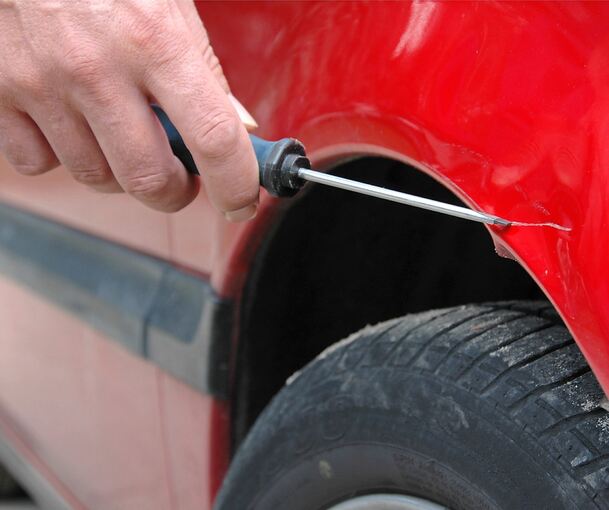 Die Polizei sucht nach dem Unbekannten, der das Auto zerkratzt hat. Die Polizei sucht nach dem Unbekannten, der das Auto zerkratzt hat.