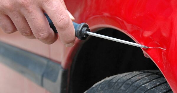 Schaden-von-15-000-Euro-Unbekannter-besch-digt-Auto-in-Marbach