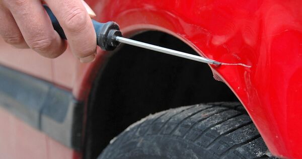 Ein Unbekannter hat in Tamm einen Fiat zerkratzt.