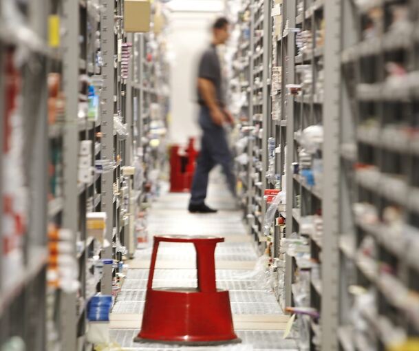 Rückgrat des Buchhandels: In den Regalen befinden sich mehr als 380.000 verschiedene Bücher und Medien.