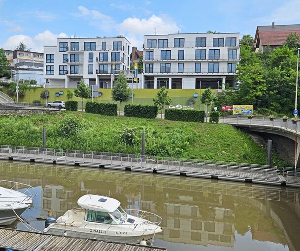 Schmuck – aber unvollendet: die beiden leeren Wohngebäude oberhalb der Rems.