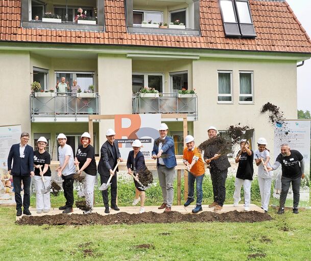 Beim Spatenstich packen viele mit an.