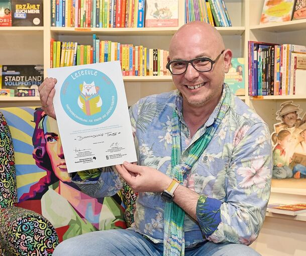 Markus Schneider präsentiert stolz das Zertifikat der Leseeule.