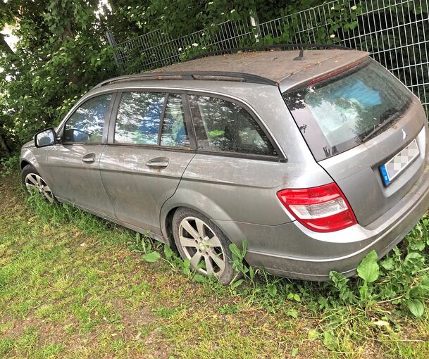 Keine Augenweide: das vollgepackte Auto auf dem Parkplatz bei der Asperger Kleinturnhalle.