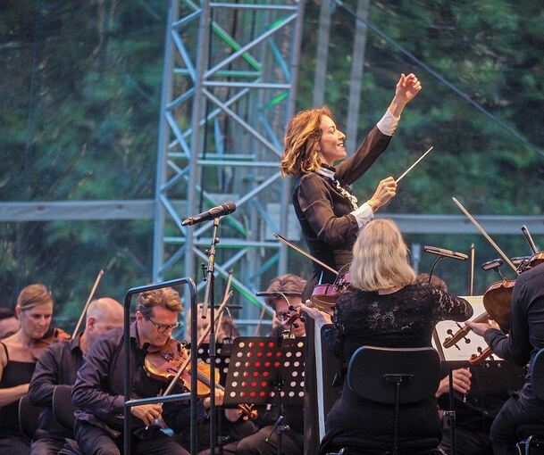 Alondra de la Parra dirigiert beim Monrepos Open Air der Schlossfestspiele 2024. Alondra de la Parra dirigiert beim Monrepos Open Air der Schlossfestspiele 2024.