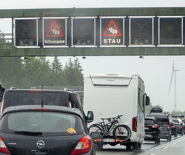 Wegen Verstößen beim Bilden der Rettungsgasse und dem Filmen der Rettungsmaßnahmen, müssen einige unbeteiligte Fahrer nun mit einer Anzeige rechnen.