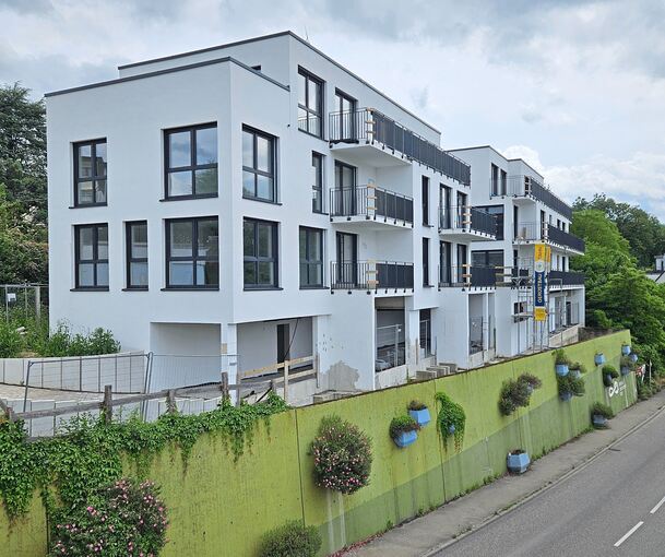 Wegen eines Baustopps darf an den beiden Gebäuden nicht weitergearbeitet werden. Oberbürgermeister Dirk Schönberger ist zuversichtlich, dass die Bautätigkeiten bald fortgesetzt werden.