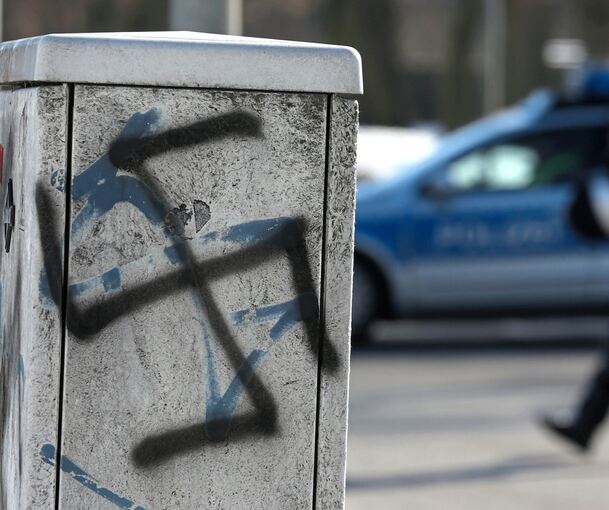 Hakenkreuz-Schmiererei in der Öffentlichkeit: Auch in Schwieberdingen ist es jetzt zu solch einer Tat gekommen. Der Verfassungsschutz ermittelt.