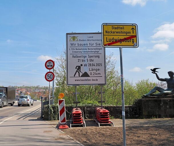 Auf den Schildern an der Neckarbrücke wurde ursprünglich auf den Baubeginn ab April hingewiesen. Inzwischen sind die Schilder getauscht. Die Bauarbeiten beginnen im September.