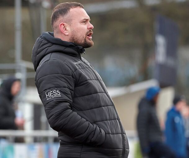 Kushtrim Lushtaku (links) trainiert weiter das Regionalliga-Team des SGV Freiberg.