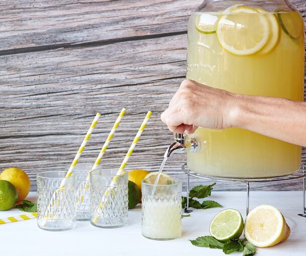 Perfekt für die Sommerparty: Große Mengen Limonade sehen in einem Spender dekorativ aus.