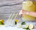 Perfekt für die Sommerparty: Große Mengen Limonade sehen in einem Spender dekorativ aus.