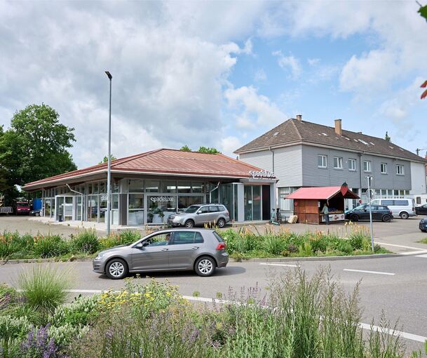 Ehemals ein Autohaus, soll das Areal am Oßweiler Kreisel nun bebaut werden. Von der ursprünglichen Planung ist nichts mehr übrig.