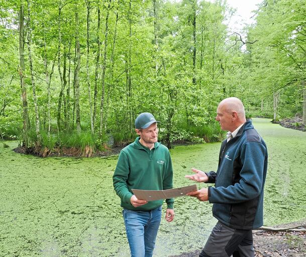 Simon Boden (links) und Jürgen Weis sind mehr als zufrieden mit der Entwicklung des Waldbiotops Seele in Höpfigheim.
