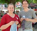 Svenja Lüdeking (links) und Silke Kölz sind mit dem Erfolg an der Teilnahme des World Wide Knit in Public Day mehr als zufrieden.