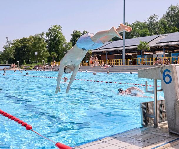 Der Sprung ins kühle Wasser ist an heißen Sommertagen eine tolle Erfrischung.