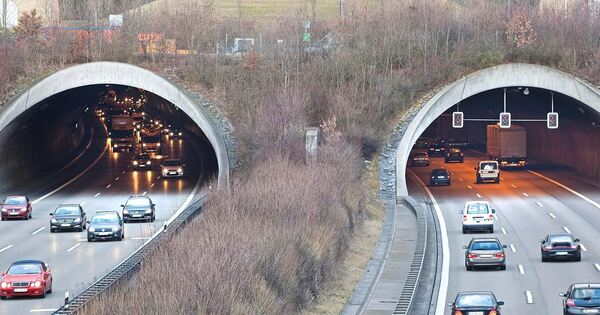 Unfallserie-am-Engelbergtunnel-Elf-Leichtverletzte-und-stundenlange-Sperrung