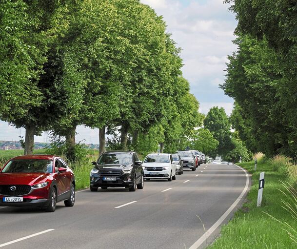 Da auch die Straße zwischen Freiberg und Pleidelsheim gesperrt ist, staut es sich auf der Straße von Ingersheim in Richtung Monrepos.