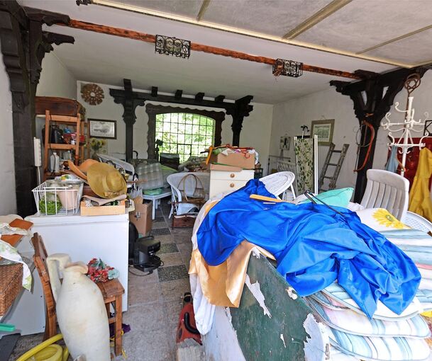 Gerümpel in einer Garage: Ein Auto findet hier keinen Platz. Zudem sind viele der Gegenstände brennbar und dürfen deshalb dort nicht gelagert werden.