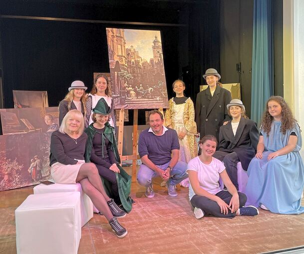 Claire Beyer (links), Steffen Keim (Mitte) und Schülerinnen der Theater-AG.