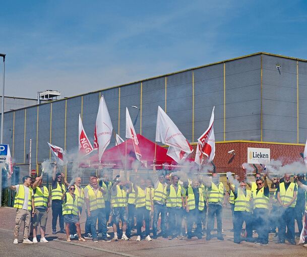 Vor dem Lieken-Standort in Bietigheim-Bissingen versammeln sich Mitarbeit beim Warnstreik.