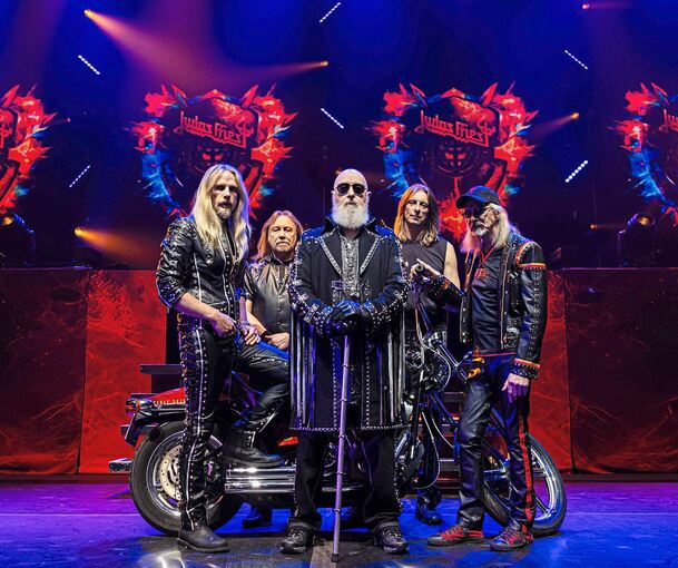 Seit über 50 Jahren auf der Bühne und kein bisschen leise: Heavy-Metal-Legende Judas Priest mit Sänger Rob Halford (Mitte).