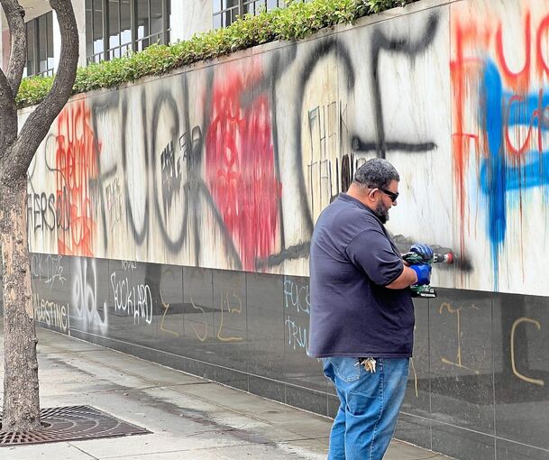 Die Entfernung von Graffiti-Schmiereien ist sehr aufwendig. (Symbolbild)