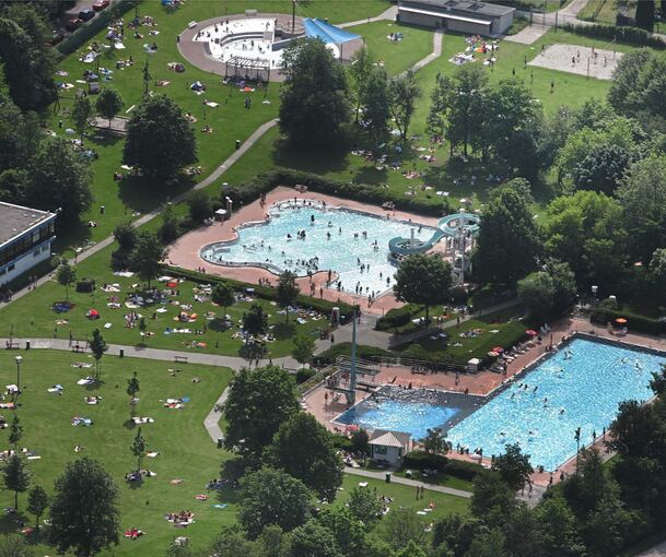 Viel los war im Asperger Freibad am vergangenen Samstagnachmittag – und entsprechend viele Schilderungen gab es über einen Großeinsatz von Rettungskräften. Richtig waren sie aber nicht unbedingt.