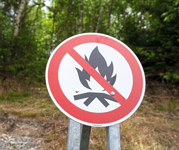 Lagerfeuer sind nicht überall erlaubt. Es gibt aber ausgewiesene Feuerstellen.