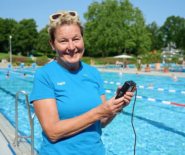 Zwei Mal pro Tag misst Schwimmmeisterin Katrin Schulze die Werte des Wassers.